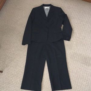 Tahari by Larry Levine 2 pc Pant and Jacket Suit